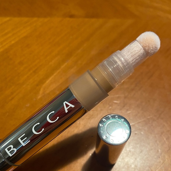 BECCA Light Shifter Brightening Concealer - Picture 7 of 16